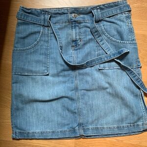 Old Navy blue jean mini skirt. Size 6 Excellent condition!
